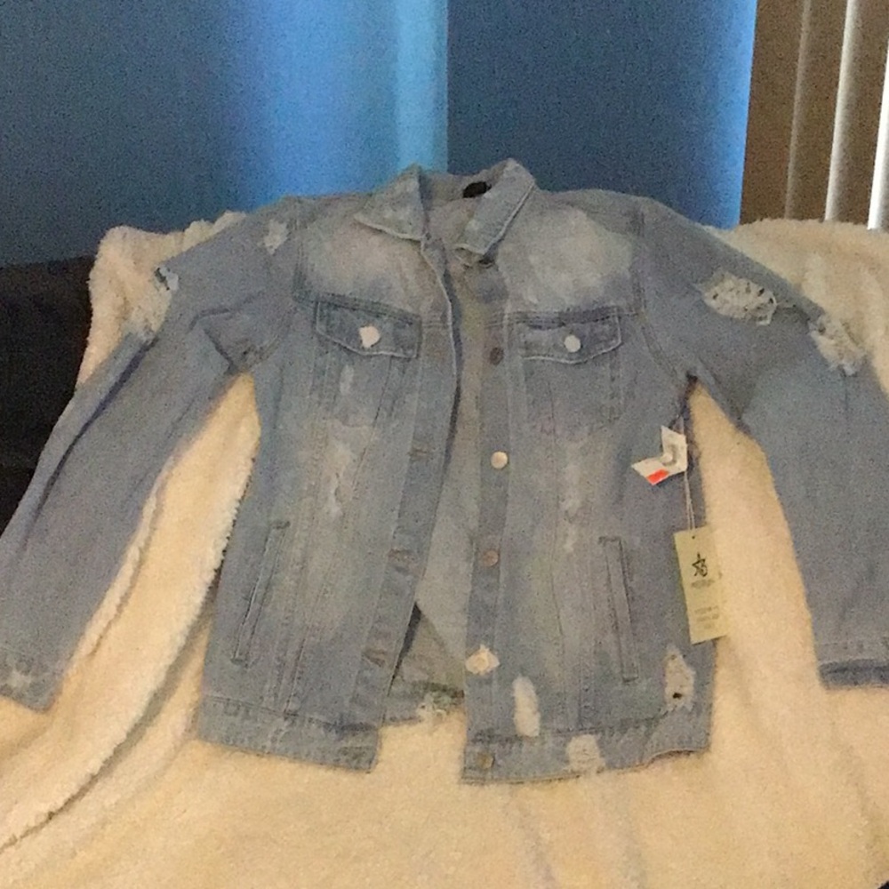 EPIC VINTAGE FASHION JEAN JACKET
SIZE SMALL OVERSIZED FIT